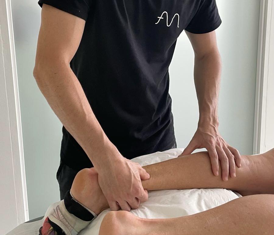 Tratamiento de contractura muscular en gemelo mediante fisioterapia en Santander